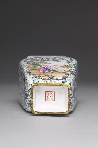 銅胎畫琺瑯西洋人物圖雲耳瓶