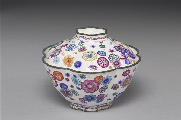 銅胎畫琺瑯花口蓋碗