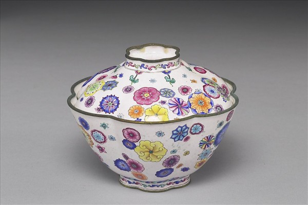 銅胎畫琺瑯花口蓋碗