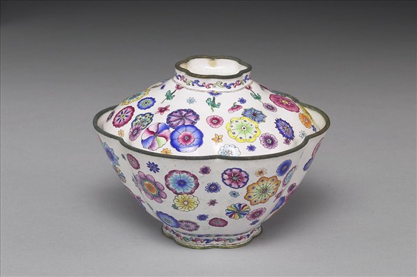 銅胎畫琺瑯花口蓋碗