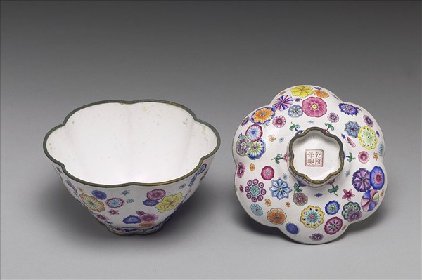 銅胎畫琺瑯花口蓋碗