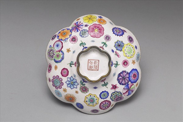 銅胎畫琺瑯花口蓋碗