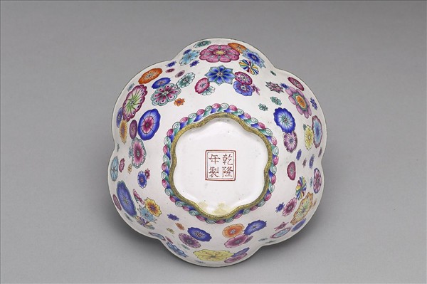 銅胎畫琺瑯花口蓋碗