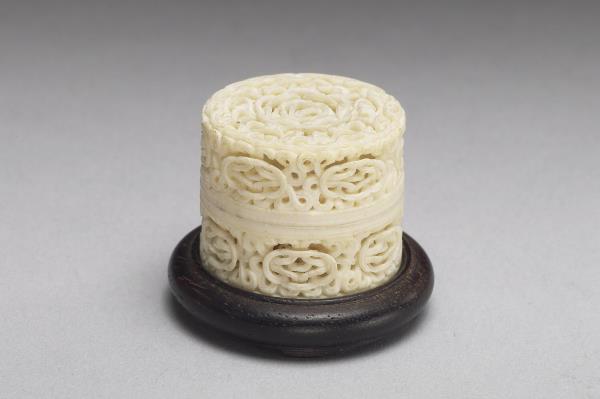 象牙鏤雕活紋連鏈圓盒