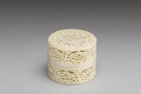 象牙鏤雕活紋連鏈圓盒