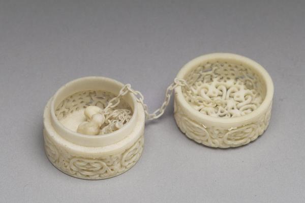 象牙鏤雕活紋連鏈圓盒