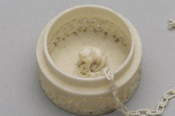 象牙鏤雕活紋連鏈圓盒