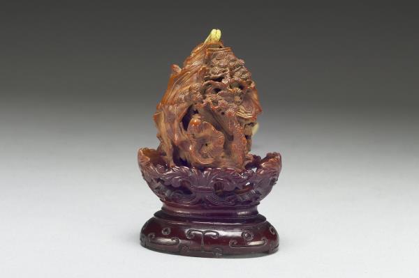 核桃核雕靜聽松風扇墜