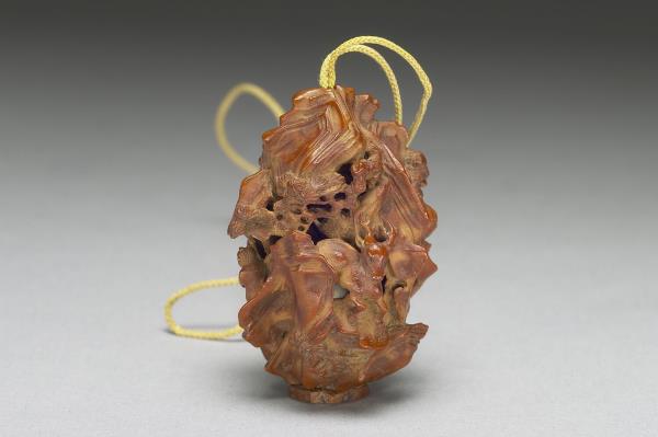 核桃核雕靜聽松風扇墜