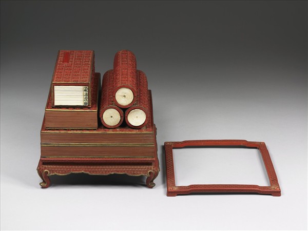 剔紅卷書式三層套盒