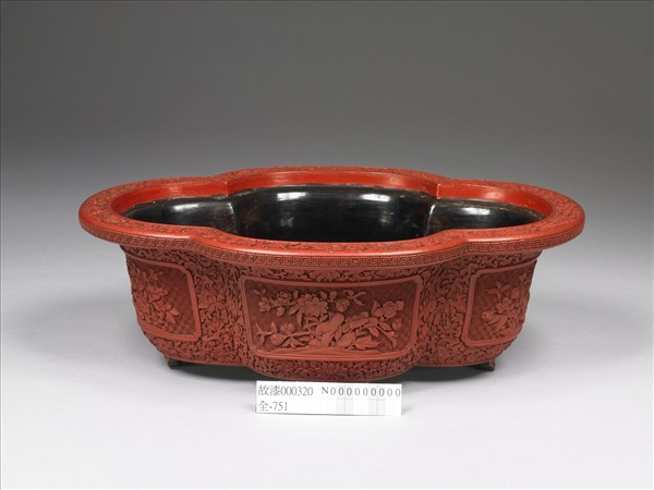 剔紅花卉海棠式花盆