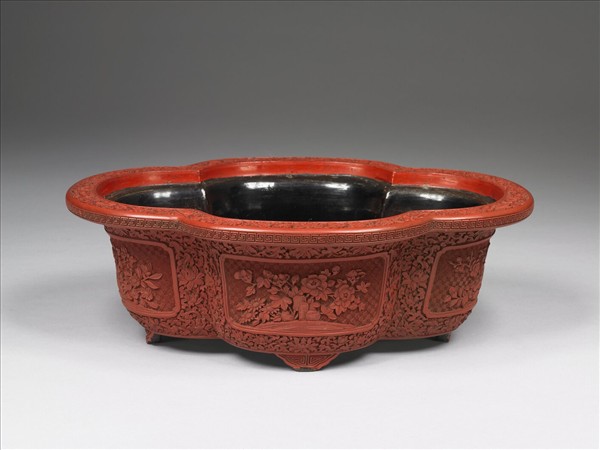 剔紅花卉海棠式花盆