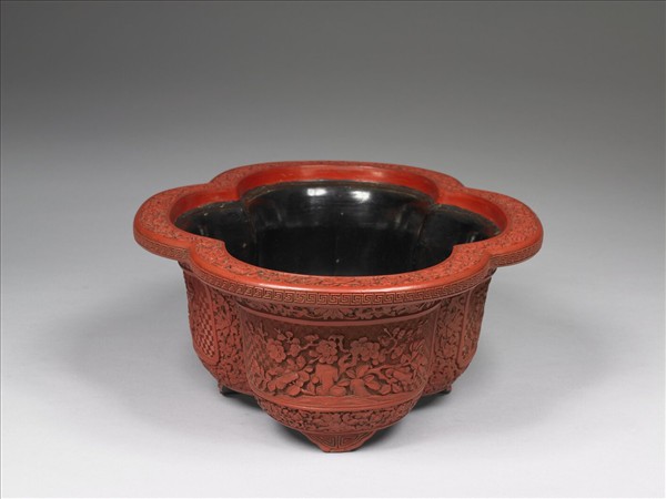 剔紅花卉海棠式花盆