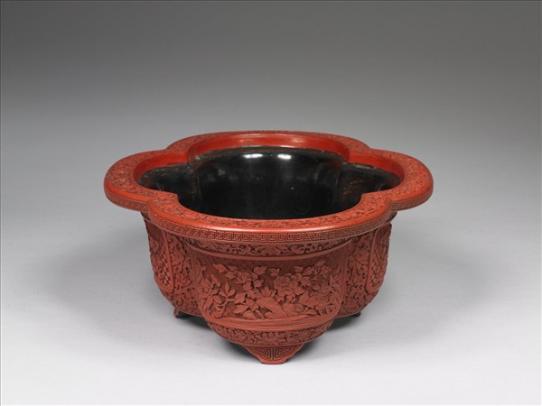 剔紅花卉海棠式花盆