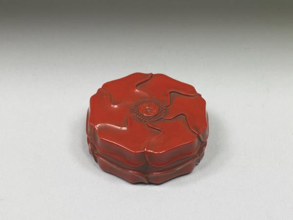 紅漆六瓣花式盒