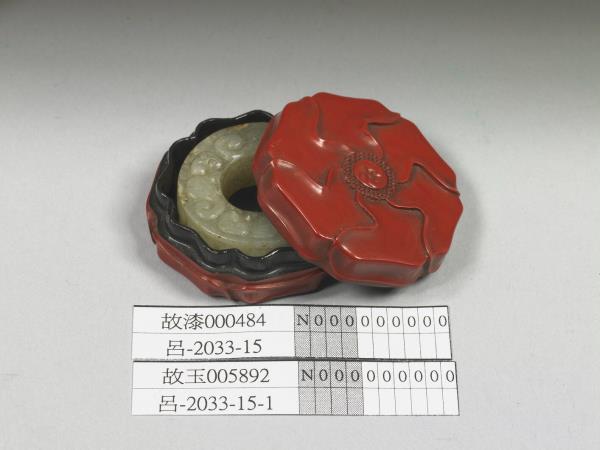 紅漆六瓣花式盒