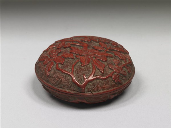 剔紅茶花梅花圓盒