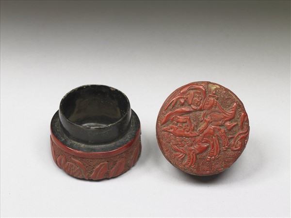 剔紅人物戲獅圓盒