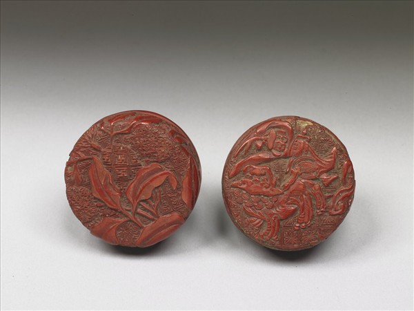 剔紅人物戲獅圓盒