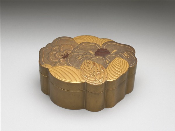 茶花形蒔繪盒