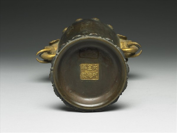 象頭雙耳蓮座瓶