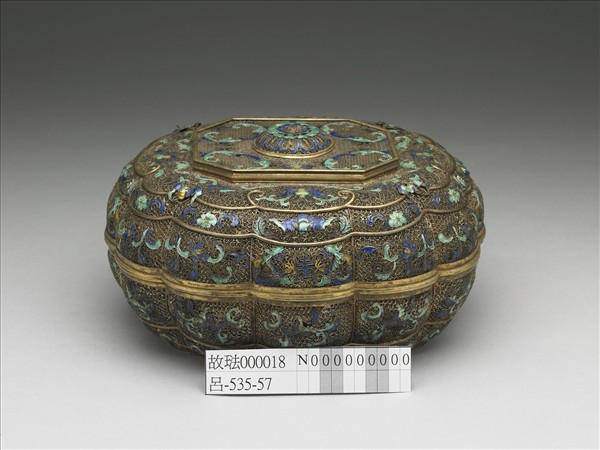 內填琺瑯纍絲福壽卷草紋瓣式盒