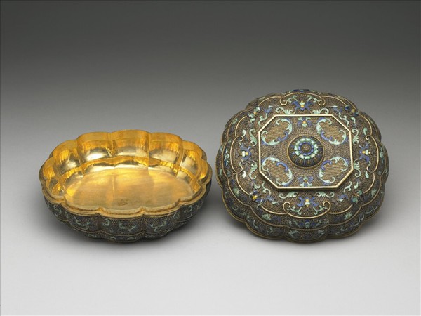 內填琺瑯纍絲福壽卷草紋瓣式盒