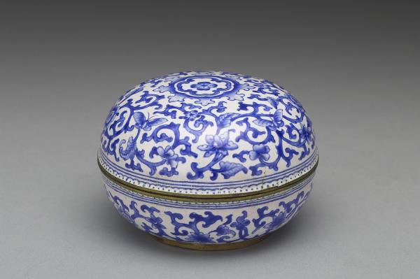 銅胎畫琺瑯白地藍花圓盒