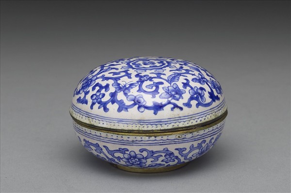 銅胎畫琺瑯白地藍花圓盒