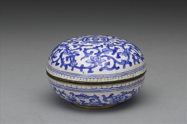 銅胎畫琺瑯白地藍花圓盒