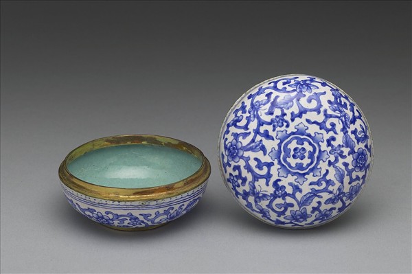 銅胎畫琺瑯白地藍花圓盒