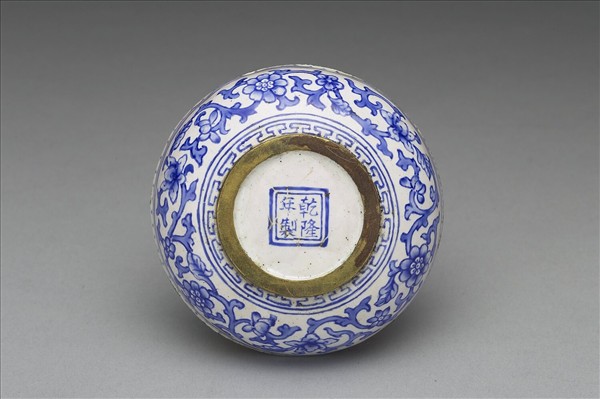 銅胎畫琺瑯白地藍花圓盒