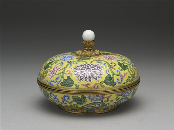 銅胎畫琺瑯番蓮紋蓋盒