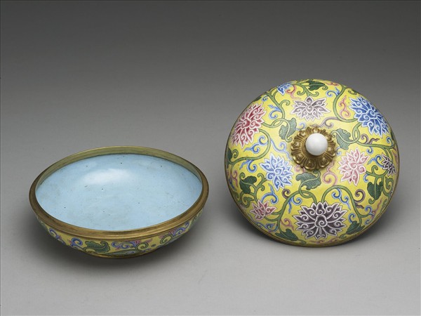 銅胎畫琺瑯番蓮紋蓋盒