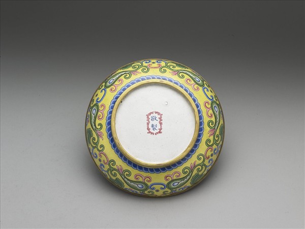 銅胎畫琺瑯番蓮紋蓋盒