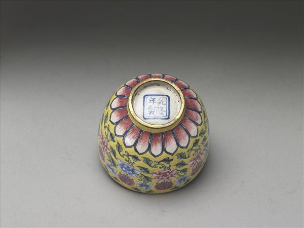 銅胎畫琺瑯花卉團壽紋蓋杯