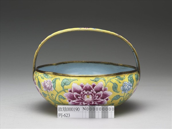 銅胎畫琺瑯黃地牡丹紋花籃