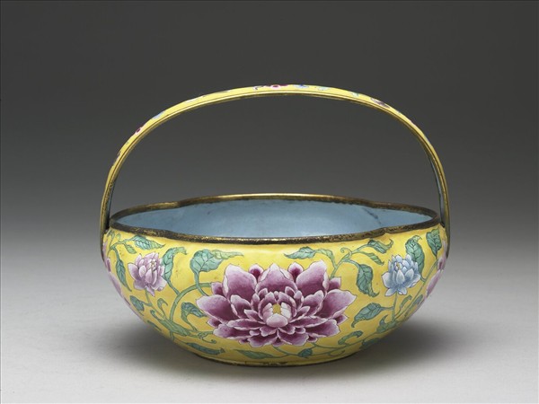 銅胎畫琺瑯黃地牡丹紋花籃