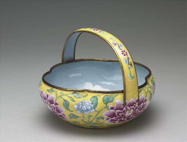 銅胎畫琺瑯黃地牡丹紋花籃
