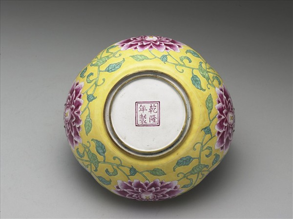 銅胎畫琺瑯黃地牡丹紋花籃