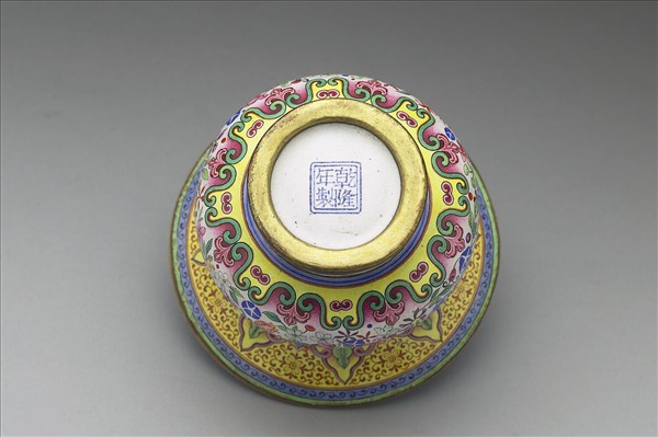 銅胎畫琺瑯百花渣斗