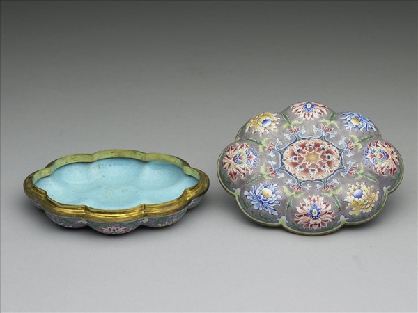 銅胎畫琺瑯海棠式盒