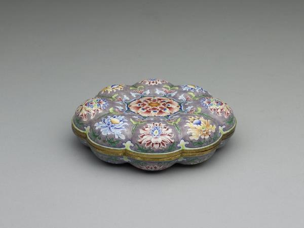 銅胎畫琺瑯海棠式盒