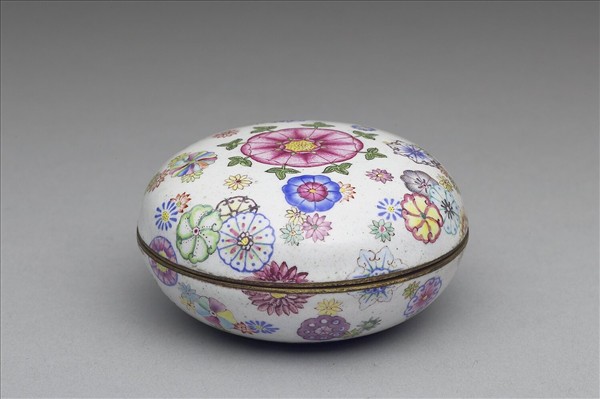 銅胎畫琺瑯皮球花紋盒