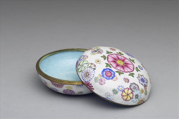 銅胎畫琺瑯皮球花紋盒