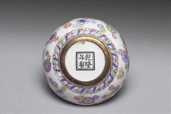 銅胎畫琺瑯皮球花紋盒