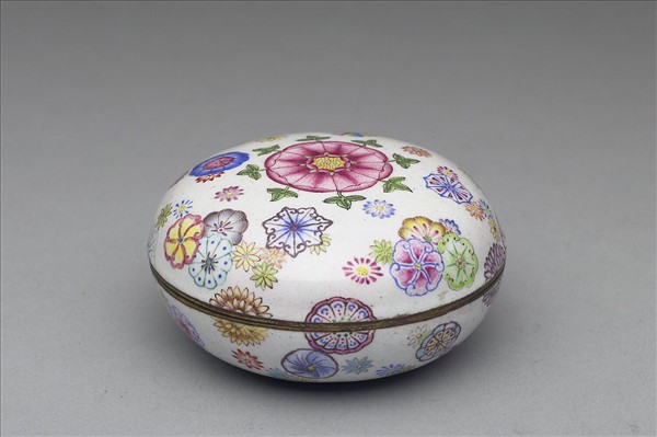 銅胎畫琺瑯皮球花紋盒