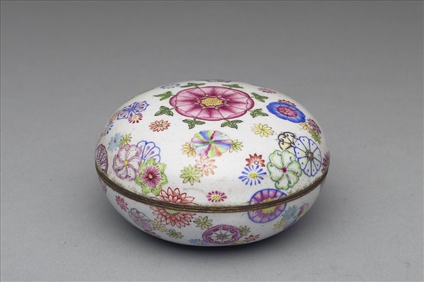 銅胎畫琺瑯皮球花紋盒