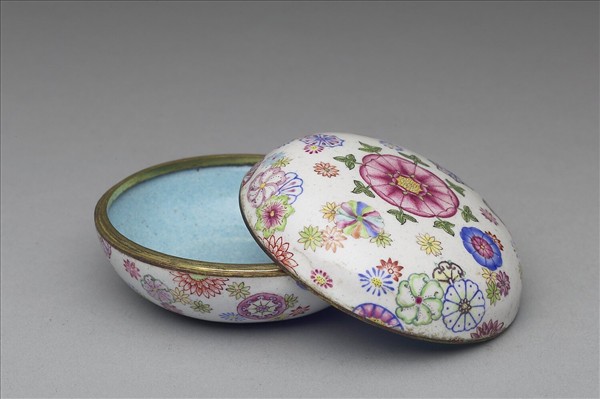 銅胎畫琺瑯皮球花紋盒