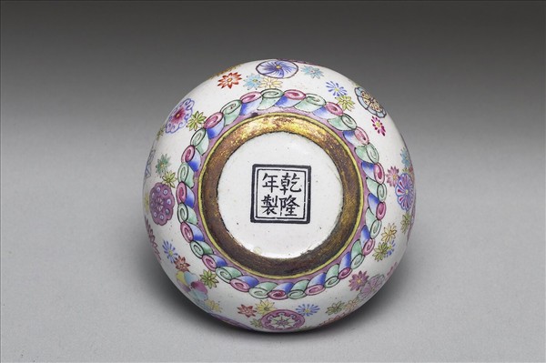 銅胎畫琺瑯皮球花紋盒